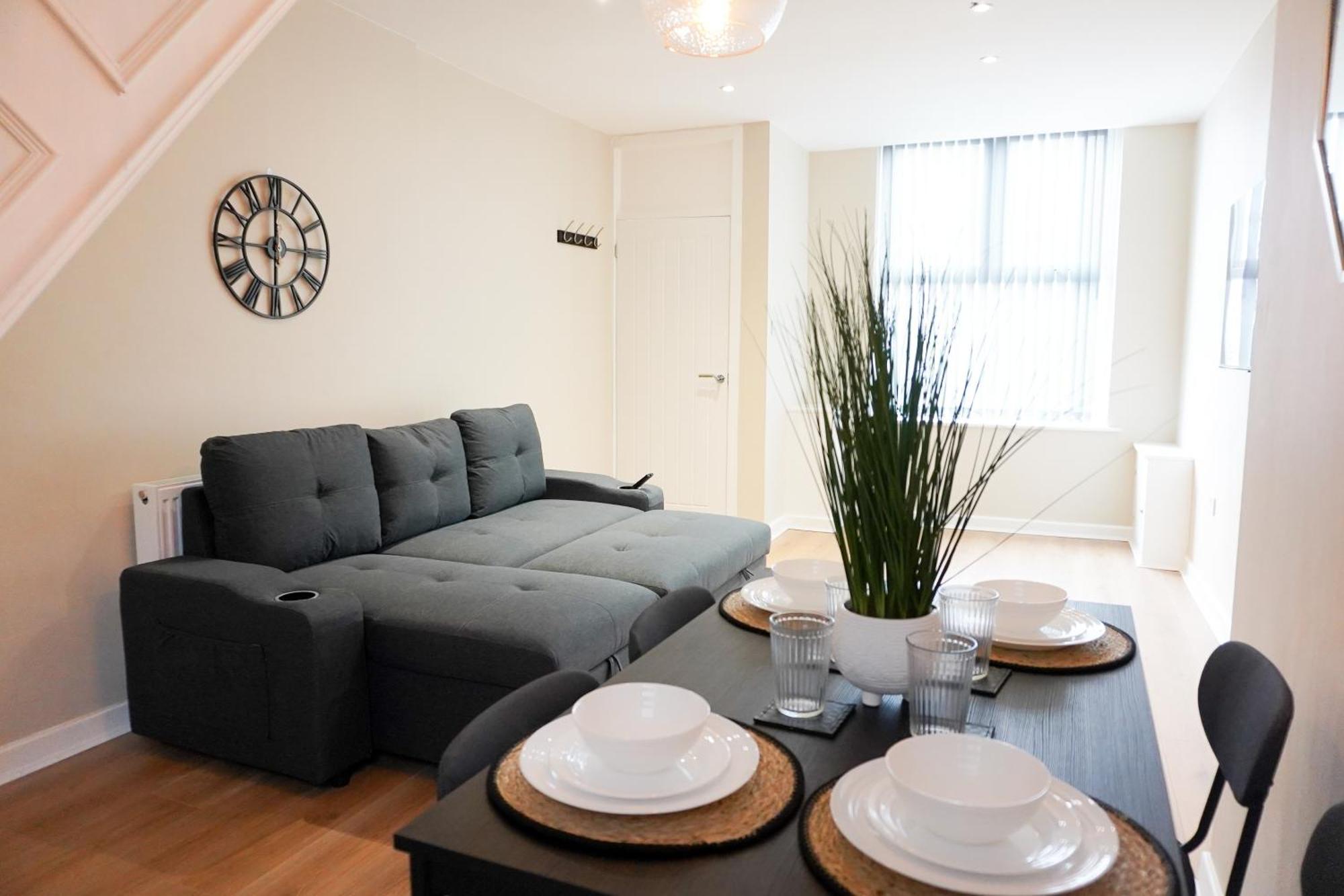 Holiday home 2 Bedroom House 10 Mins To Centre & Dock